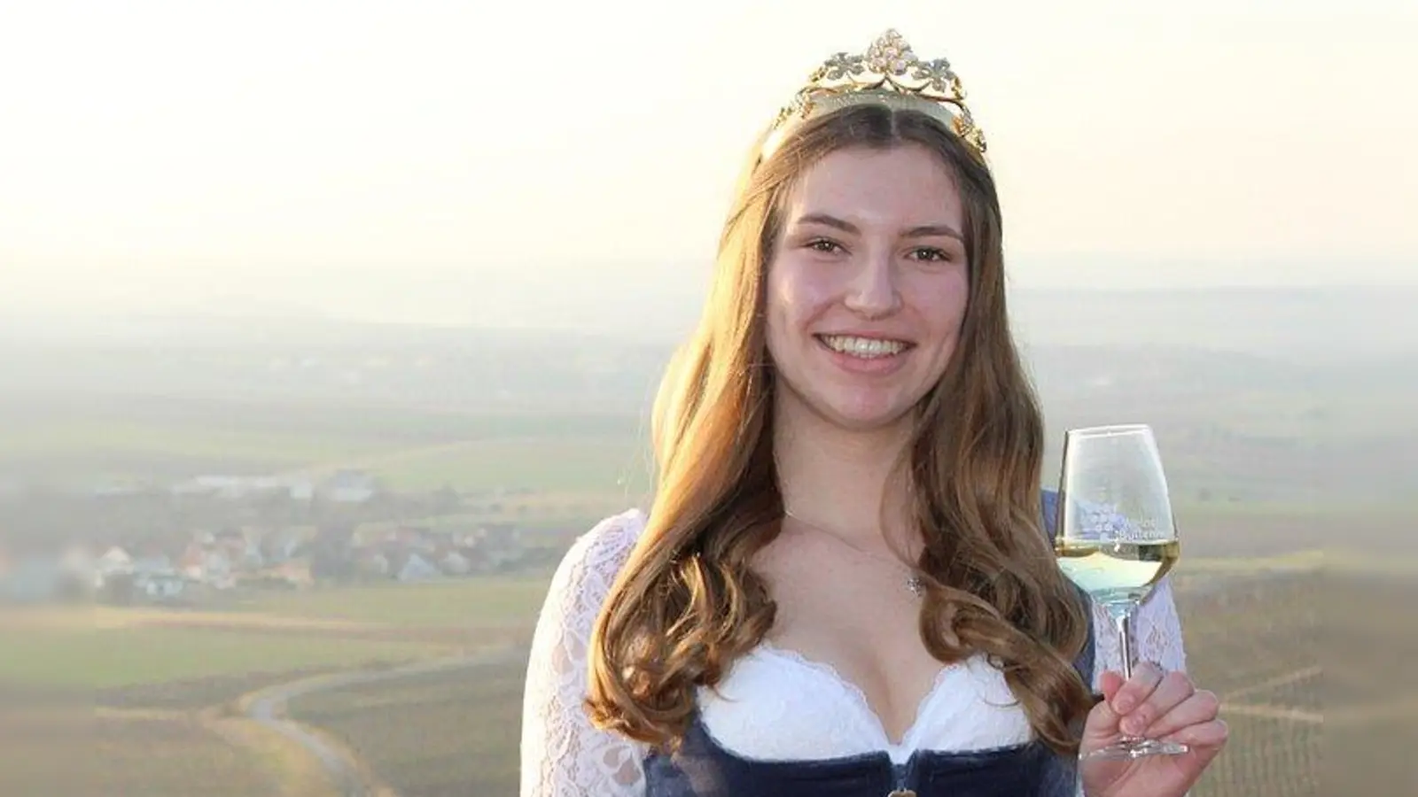 Weinprinzessin Miriam I. lädt ein zum 52. Bullenheimer Weinfest. (Foto: Mittelfränkische Bocksbeutelstraße)