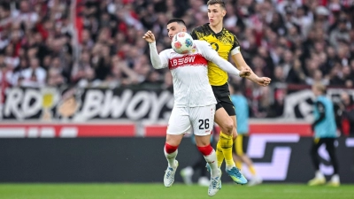 Nico Schlotterbeck (r) hat noch einen Vertrag bis 2027 in Dortmund. (Foto: Harry Langer/dpa)