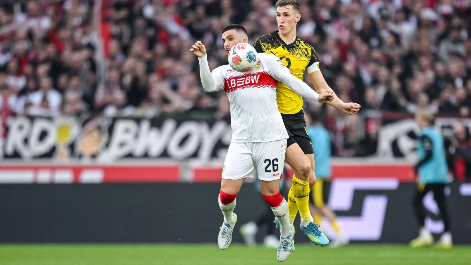 Nico Schlotterbeck (r) hat noch einen Vertrag bis 2027 in Dortmund. (Foto: Harry Langer/dpa)