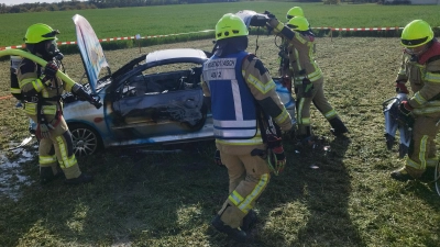 Anhand dieses Autos sollte trainiert werden, wie ein Fahrzeugbrand gelöscht wird. Bei der Vorbereitung kam es zu dem Unglück. (Foto: Mirko Fryska)