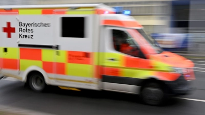 Sanitäter bringen den 53-Jährigen in ein Krankenhaus. (Symbolbild) (Foto: Peter Kneffel/dpa)
