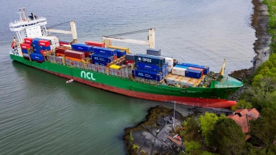 Ein Containerschiff ist in Norwegen kurz vor einem Haus am Wasser zum Stehen gekommen. (Foto: Jan Langhaug/NTB/dpa)