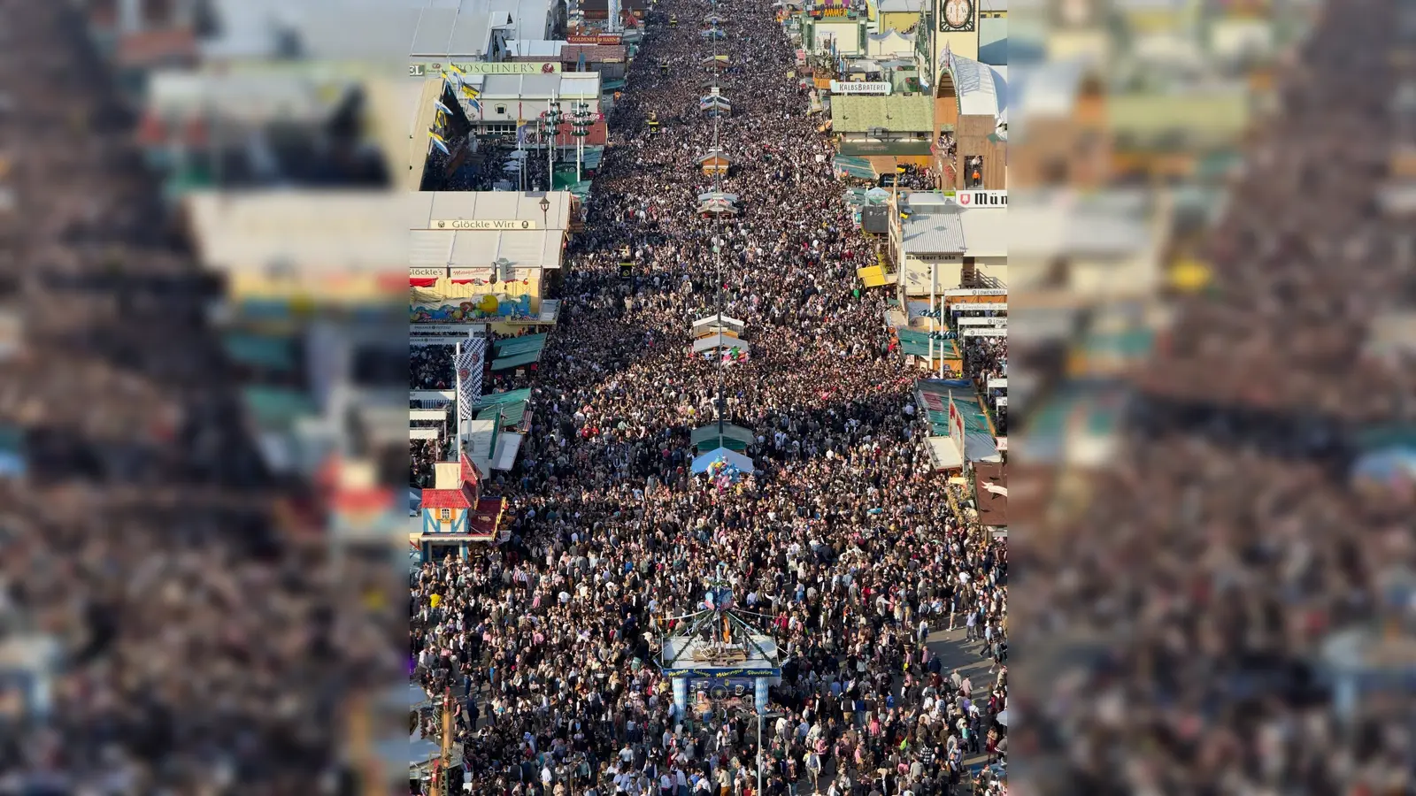 Weder vor noch zurück: Zeitweise war die Wiesn komplett dicht (Archivbild). (Foto: Peter Kneffel/dpa)