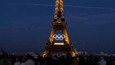 Die olympischen Ringe sind auf dem Eiffelturm in Paris zu sehen. (Foto: Aurelien Morissard/AP/dpa)