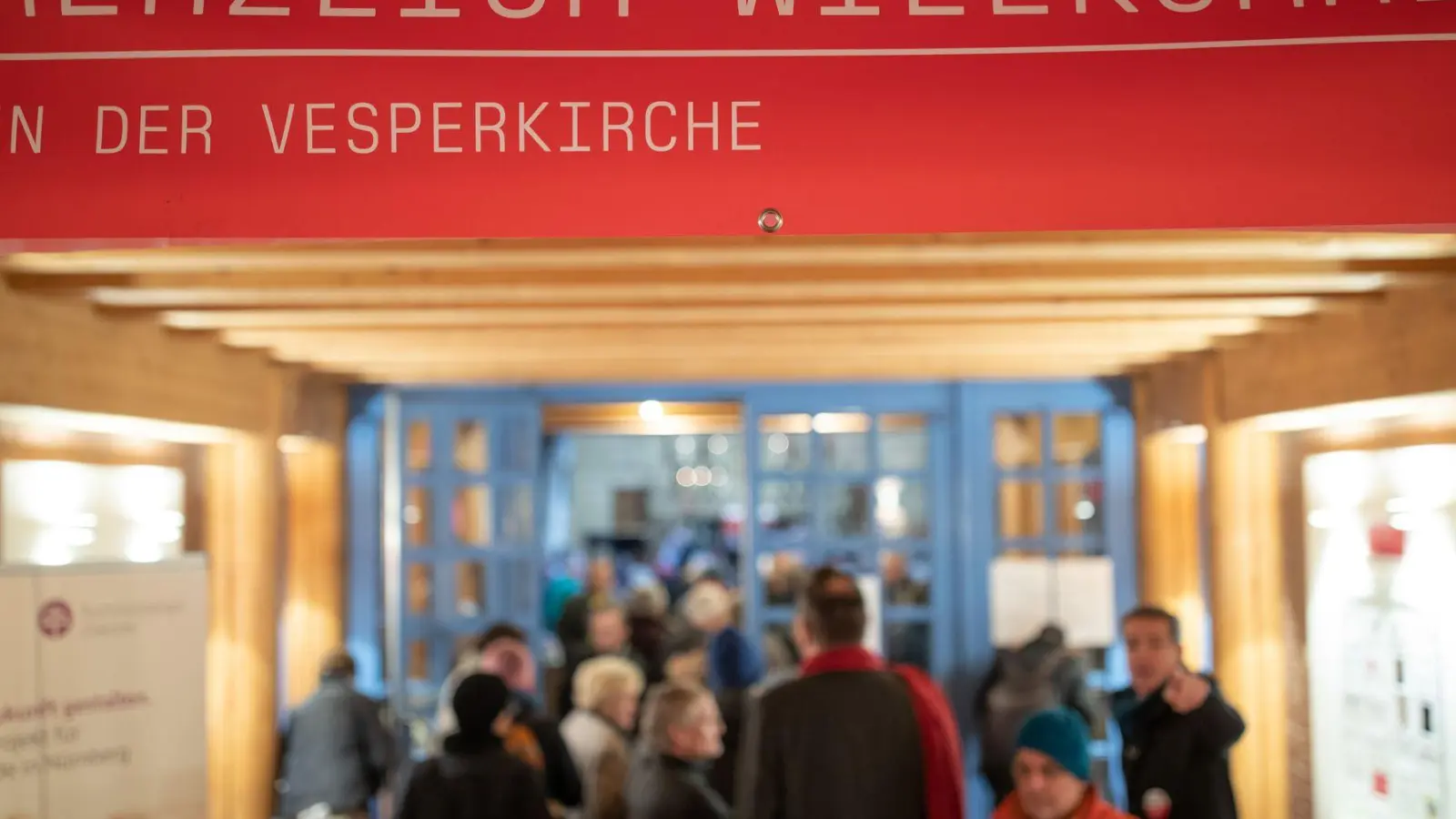 Neben einem erschwinglichen und mancherorts kostenlosen Essen laden die „Vesperkirchen“ laut Diakonie Bayern vielerorts auch zu Konzerten und Gottesdiensten ein. (Archivbild) (Foto: Daniel Karmann/dpa)