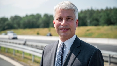 „Wenn der Verkehr auf der Wasserstraße Rhein komplett zum Erliegen kommen sollte, dann müssen wir schauen, wie wir auf die Straße oder auf die Schiene ausweichen können“, meint Verkehrsminister Steffen Bilger. (Archivbild) (Foto: Daniel Vogl/dpa)