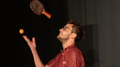 Bälle, Schläger und Situationskomik: Der Würzburger Jongleur Christian König. (Foto: Matthias Ziemer)