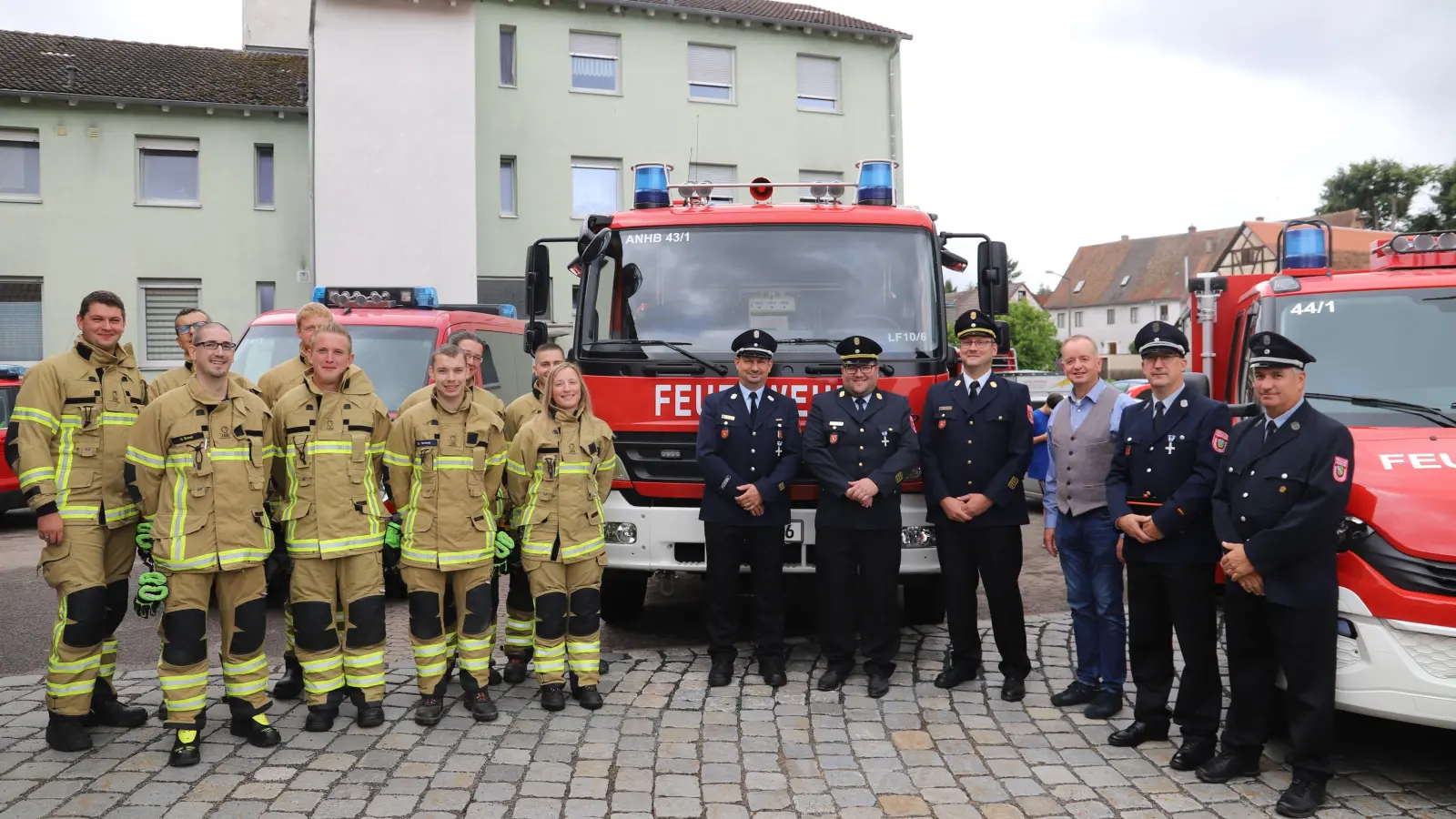 Bei der Kirchweih stellte die Feuerwehr im Ortsteil Hennenbach ihr neues Löschfahrzeug (Mitte) in den Dienst. OB Thomas Deffner (3. von rechts) und Stadtbrandrat Steffen Beck (4. von rechts) sowie die weiteren Brandschützer säumten das Auto zur Feier des Tages. (Foto: Oliver Herbst)