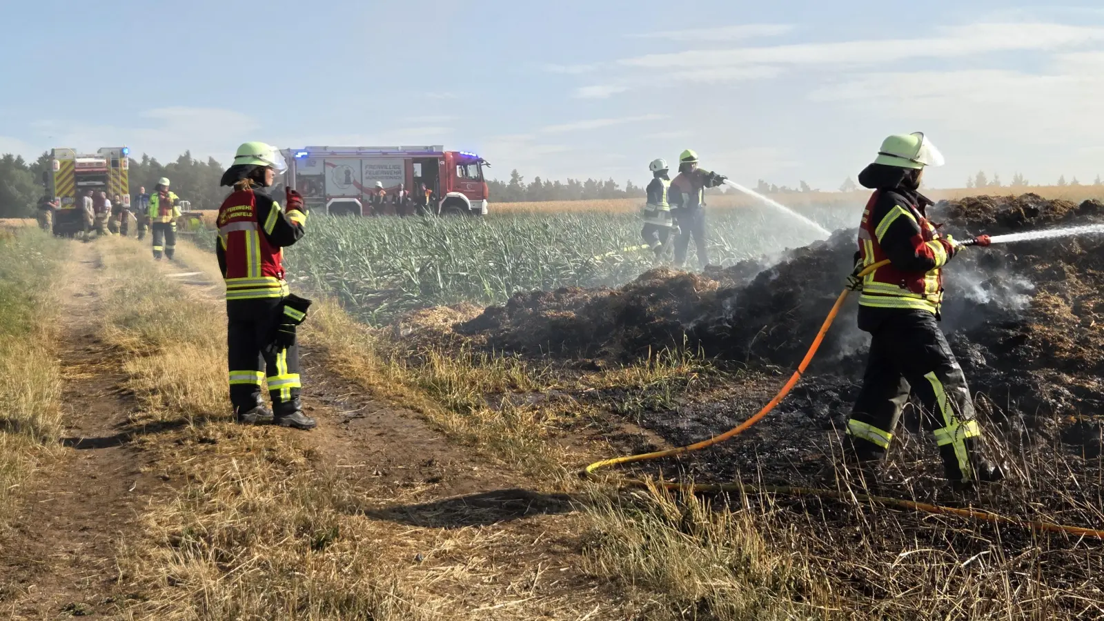 Den Feldbrand bei Baudenbach musste die Feuerwehr teilweise unter Atemschutz bekämpfen. (Foto: Kreisfeuerwehrverband/Rainer Weiskirchen)