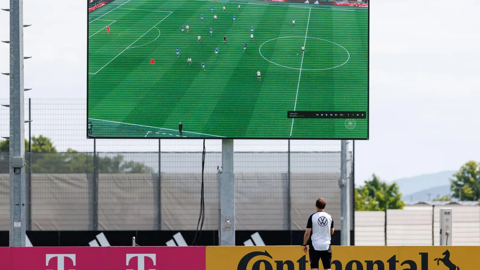 Bei Julian Nagelsmann geht der Blick schon Richtung WM-Auslosung. Auch dafür ist das aktuelle Abschneiden wichtig.  (Foto: Daniel Karmann/dpa)