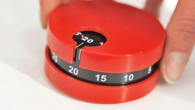 Eine Küchenuhr dient bei der Pomodoro-Technik als Taktgeber: So befasst man sich zum Beispiel für 25 Minuten mit einer Aufgabe, danach gibt es eine Pause. (Foto: Uwe Anspach/dpa/dpa-tmn)