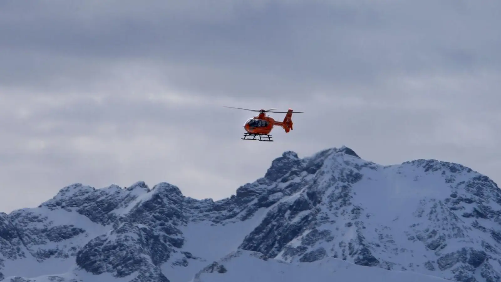 Löst eine Person auf einer privaten Wandertour einen Hubschrauber-Einsatz aus, kann sie von ihrem Begleiter keinen Schadenersatz verlangen und die Kosten einfordern. (Foto: Karl-Josef Hildenbrand/dpa)