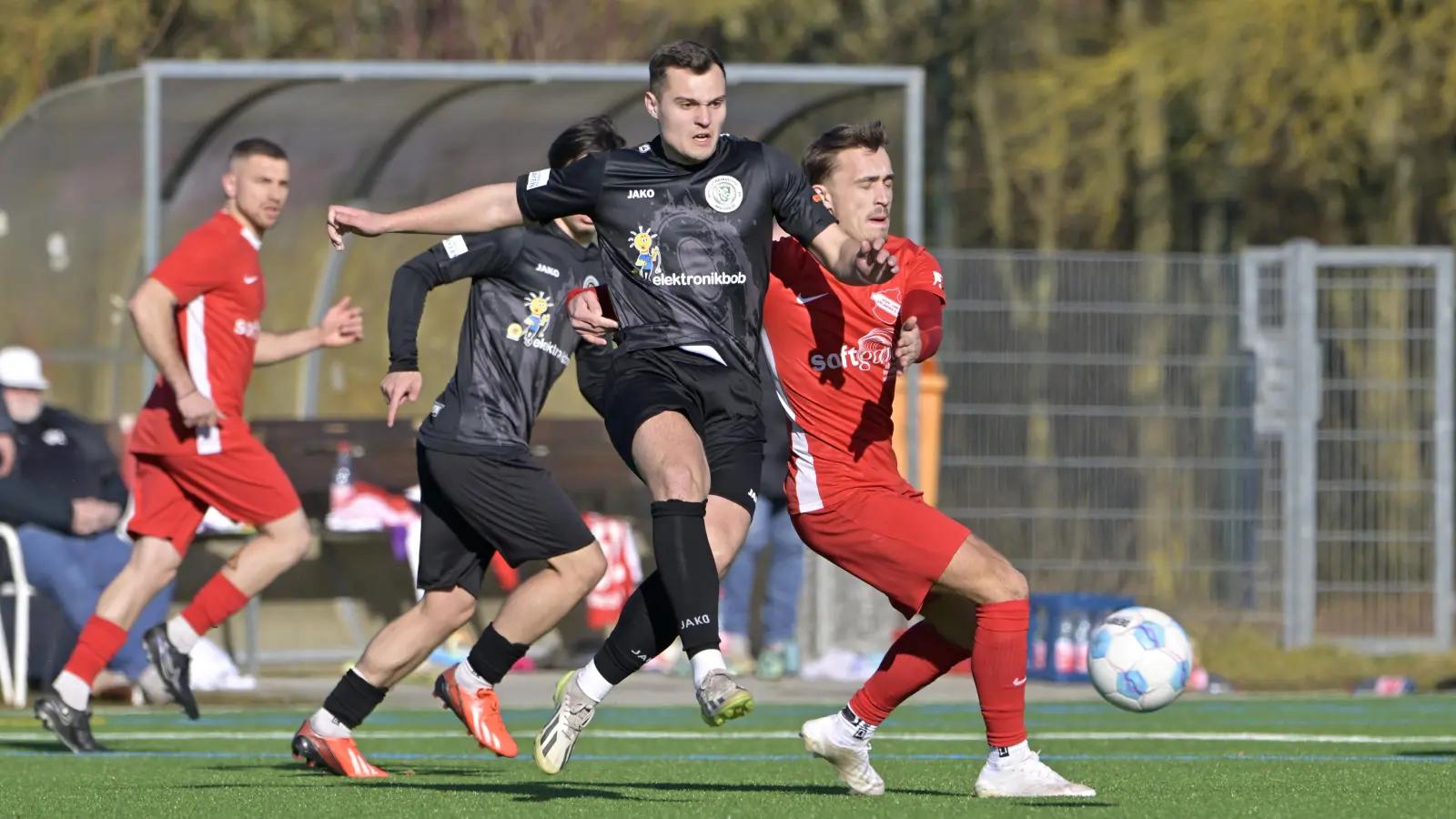 Torgefährlich: Der Ansbacher Jonas Sauerstein (vorne, hier im Zweikampf mit dem Erlanger Sascha Luft) erzielte beim 5:2-Testspielerfolg gleich zwei Treffer. (Foto: Martin Rügner)