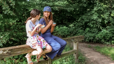 Auch Freunde treffen, will gelernt sein: Damit das später verlässlich klappt, kann man in kleinen Schritten damit anfangen, etwa auf die Uhr schauen, um zur verabredeten Zeit nach Hause zu kommen. (Foto: Mascha Brichta/dpa-tmn)
