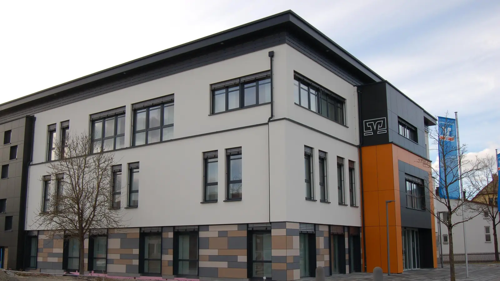 Für mehr als neun Millionen Euro hat die VR Bank im südlichen Franken eG ihre Geschäftsstelle in Dinkelsbühl erneuert. (Foto: Markus Weinzierl)