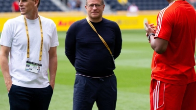 Beim ersten WM-Spiel waren Sportdirektor Christoph Freund (l) und Sportvorstand Max Eberl in den USA noch vereint. Rechts Trainer Vincent Kompany. (Foto: Sven Hoppe/dpa)