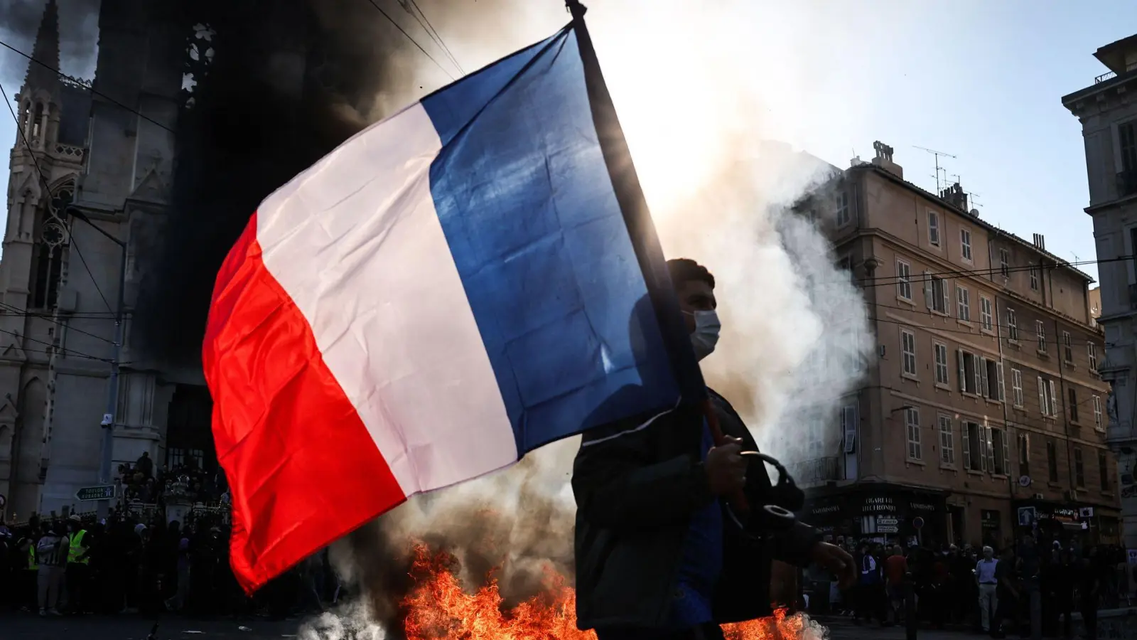 Bei den Protesten in Frankreich kam es erneut zu Sachbeschädigungen und Zusammenstößen von Krawallmachern mit der Polizei. (Foto: Thibaud Moritz/AFP/dpa)