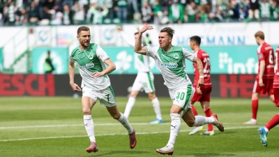 Felix Klaus jubelt über seinen Treffer zum 1:0. (Foto: Daniel Löb/dpa)