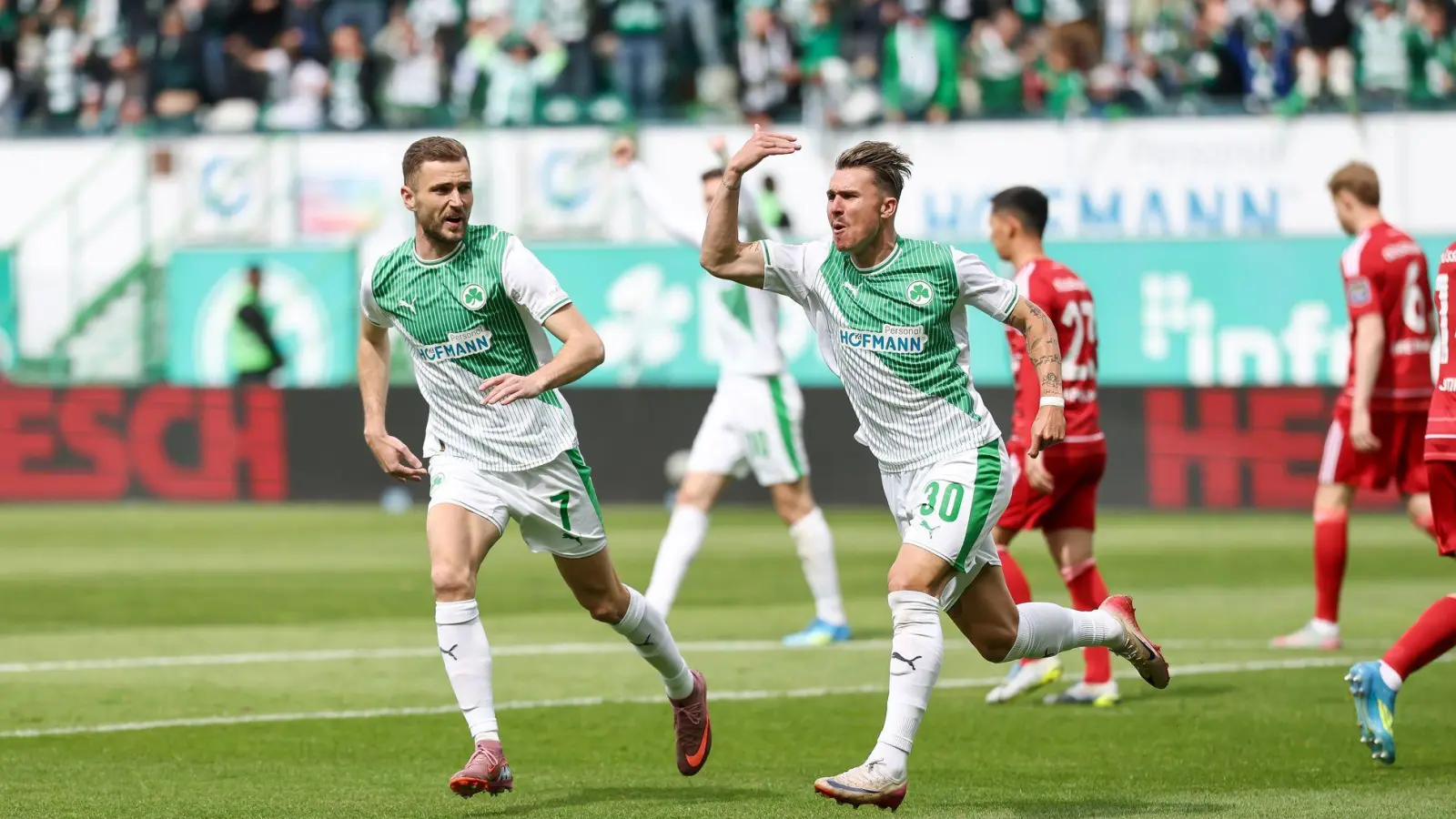 Felix Klaus jubelt über seinen Treffer zum 1:0. (Foto: Daniel Löb/dpa)