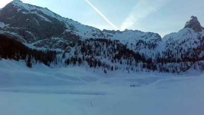 Im nur wenige Meter höher gelegenen Kärlingerhaus kann es bereits bis zu 20 Grad wärmer sein als am Funtensee selbst. (Foto: Josef Egger/Nationalpark Berchtesgaden/dpa)