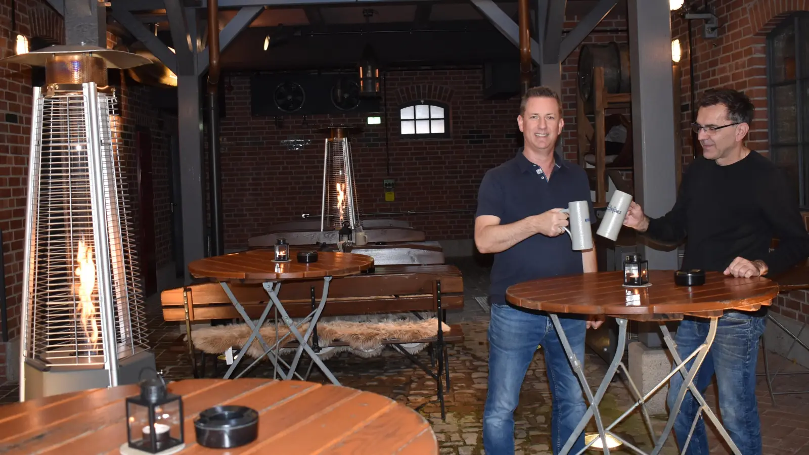 Thomas Ullrich (links) und Mitarbeiter Norbert Hirsch stoßen auf die neuen Lokalitäten im Winterbiergarten an. (Foto: Ute Niephaus)