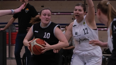 Luisa Richter (mit Ball, gegen Stella Hund) erzielte sieben Punkte beim Sieg in Bayreuth. (Foto: Heike Eilers)