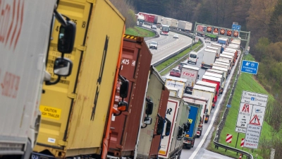 Wegen Blockabfertigungen stauen sich die Laster oft auf der A93 und der A8. (Archivbild) (Foto: Peter Kneffel/dpa)