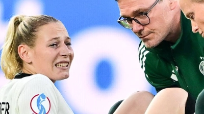 Noch nicht komplett fit: Wolfsburgs Sarai Linder, die im EM-Viertelfinale gegen Frankreich verletzt ausgewechselt worden war. (Foto: Sebastian Christoph Gollnow/dpa)