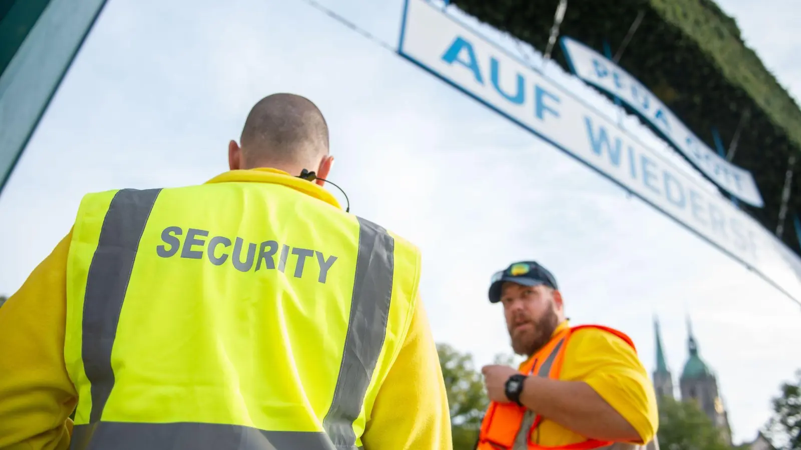 Security-Kräfte sollen für Sicherheit auf dem Oktoberfest sorgen. (Archivbild) (Foto: Lino Mirgeler/dpa)