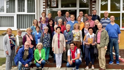 Für Günther Butt (vorne links) und seine Frau Brigitte (ganz hinten, Zweite von links) war die Reise ein Abstecher in die Vergangenheit. Das Foto zeigt die beiden mit dem Rest der Gruppe aus Geslau und Reiseleiter Mark-Alex Muntean (vorne rechts). (Foto: Helga Ruhnow)