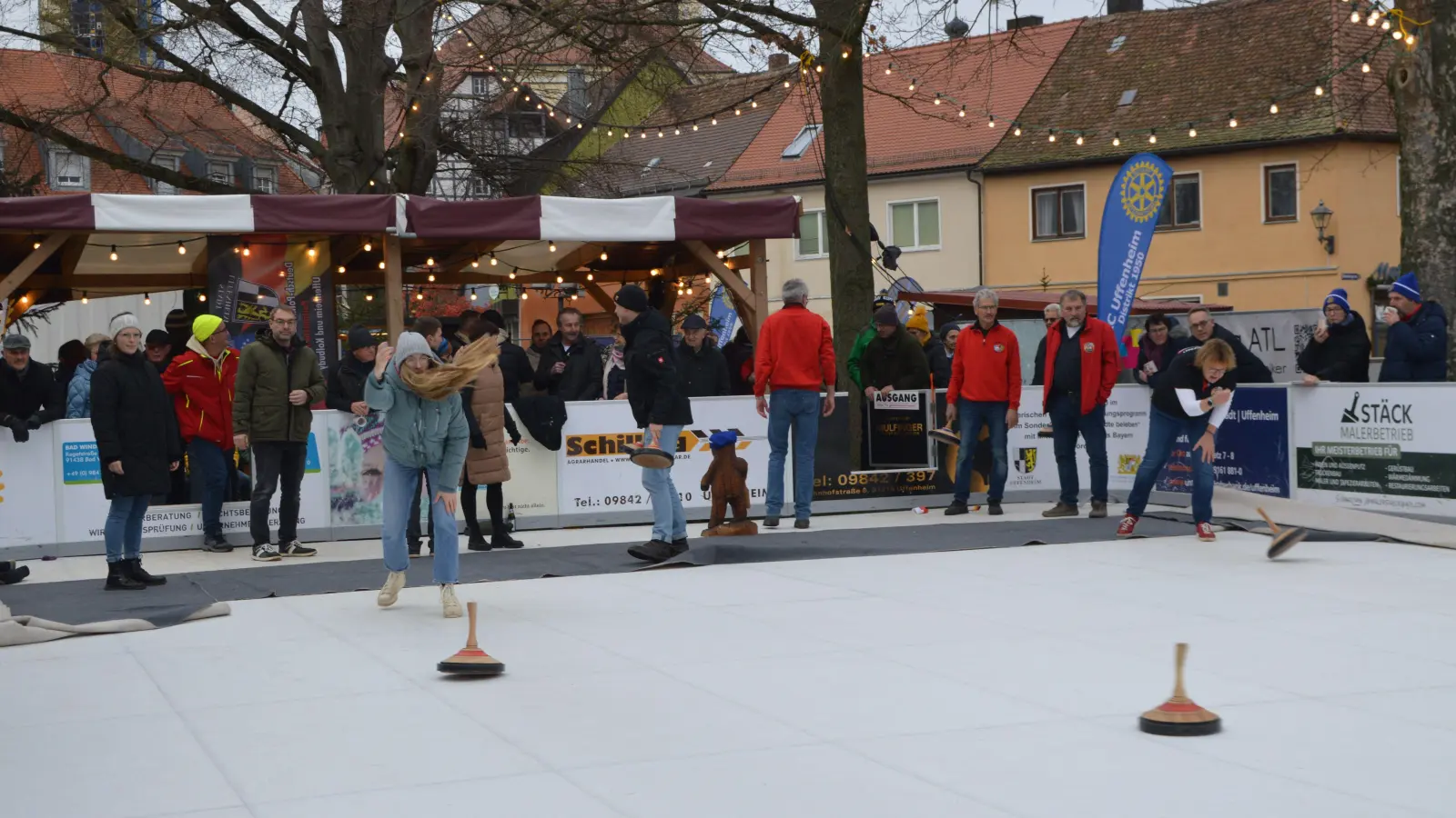 Wenn das Eisstockschießen zur Gaudi wird: Am Samstag duellierten sich auf der Uffenheimer Eiszeit-Bahn 35 Mannschaften. Ihr Ziel: der Gewinn des heiß begehrten Wanderpokals. (Foto: Johannes Zimmermann)