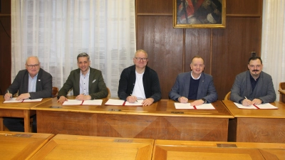 Projektierer Günther Heidingsfelder (Mitte) sieht beim Projekt WK211 sehr gute Voraussetzungen. Zusammen mit den Rathauschefs (von links) Willi Albrecht, Stefan Bach, Thomas Deffner und Markus Nehmer unterzeichnete er nun den Vertrag für die Zusammenarbeit. (Foto: Robert Maurer)