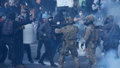 In Portland gibt es seit Längerem Proteste rund um eine ICE-Einrichtung - dabei wurde im Juni auch Tränengas gegen Demonstranten eingesetzt. (Archivbild) (Foto: Jenny Kane/AP/dpa)