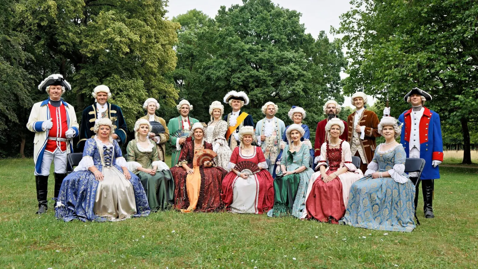 Ohne das Mitwirken des Ansbacher Heimatvereins wären die Rokoko-Festspiele nicht denkbar. Da darf ein Erinnerungsfoto nicht fehlen - auch wenn das zur Zeit der Markgrafen mit den Fotos noch nicht funktionierte. (Foto: Zeynel Dönmez)