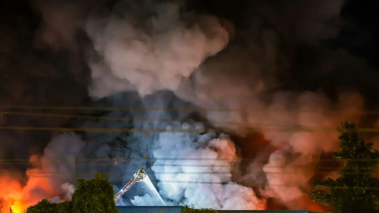 Für die Stuttgarter Feuerwehr ist es einer der größten Einsätze seit Jahren. (Symbolbild) (Foto: Christoph Schmidt/dpa)