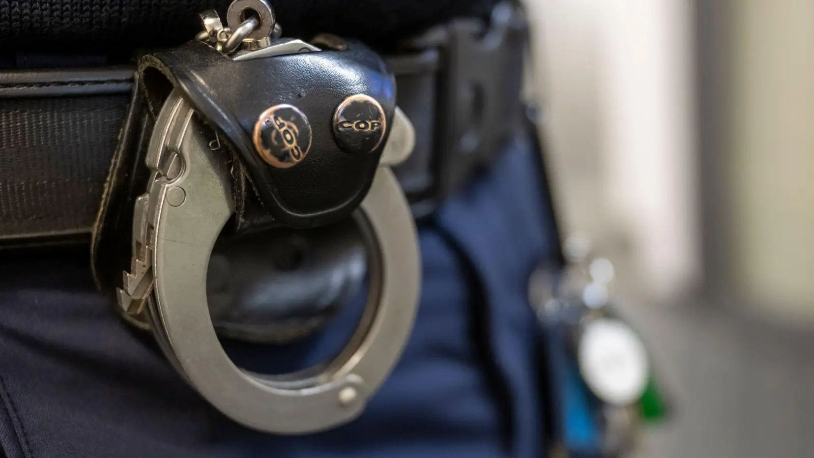 Bei der Demontage der Bahnschranke wurde auch deren Mechanik beschädigt. (Symbolbild) (Foto: Peter Kneffel/dpa)