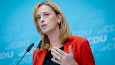 Bildungsministerin Prien berichtet von Überlegungen unter Juden, ob sie sich vorsorglich ein Finanzpolster im Ausland anlegen sollen.  (Foto: Kay Nietfeld/dpa)