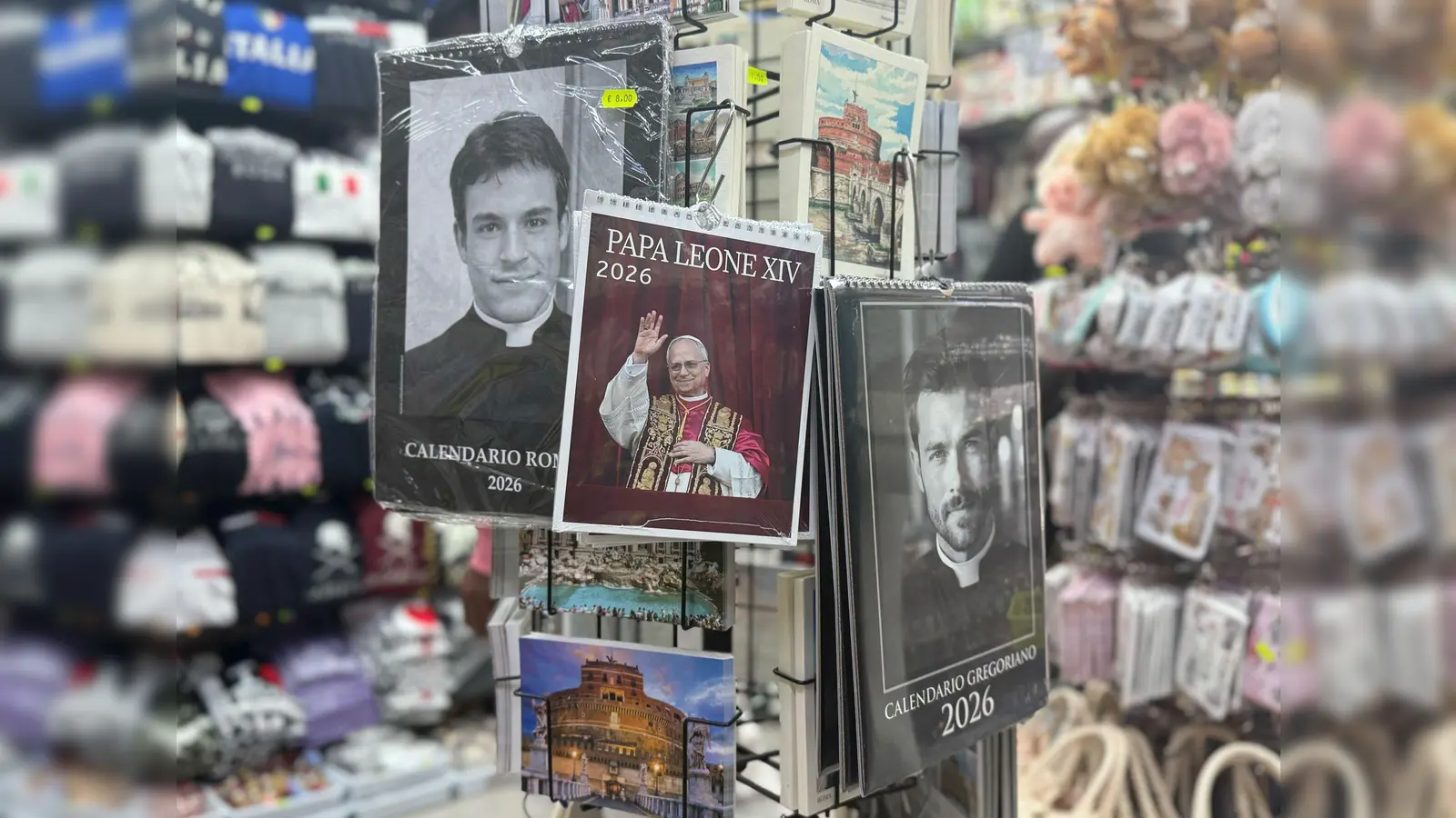 Rund um den Petersdom werden Kalender von Papst Leo XIV. sowie echten und falschen Priestern verkauft. (Foto: Christoph Sator/dpa)