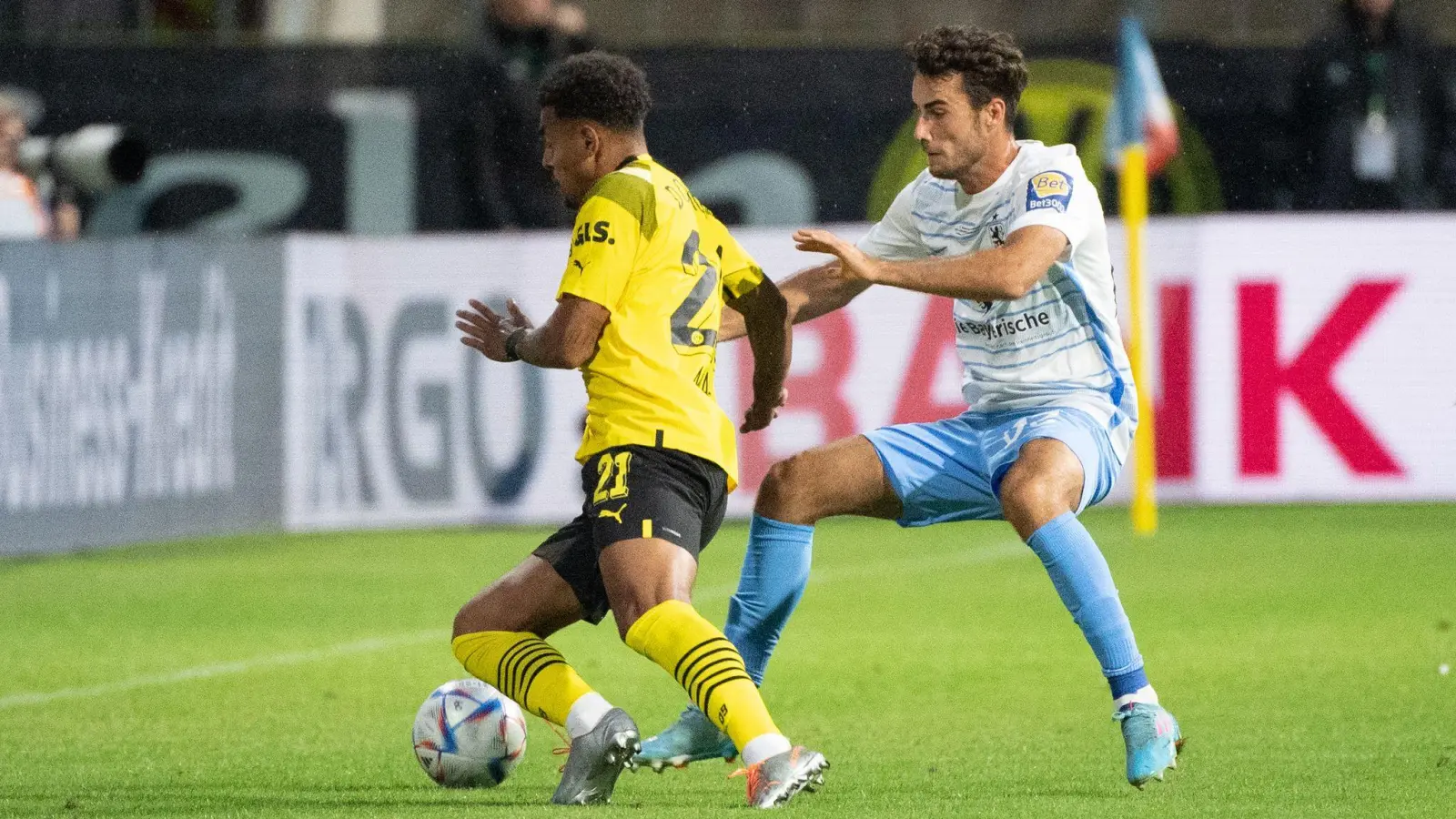 Donyell Malen von Borussia Dortmund (l) und Christopher Lannert von 1860 München. (Foto: Matthias Balk/dpa)