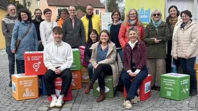 Viele Beteiligte kamen in Herrieden zusammen, um mit (vorne, von rechts) Bürgermeisterin Dorina Jechnerer, Grünen-Stadträtin Franziska Wurzinger und dem Nachhaltigkeitsbeauftragten Maximilian Kroemer die interaktive Tour offiziell zu eröffnen. (Foto: Florian Pöhlmann)