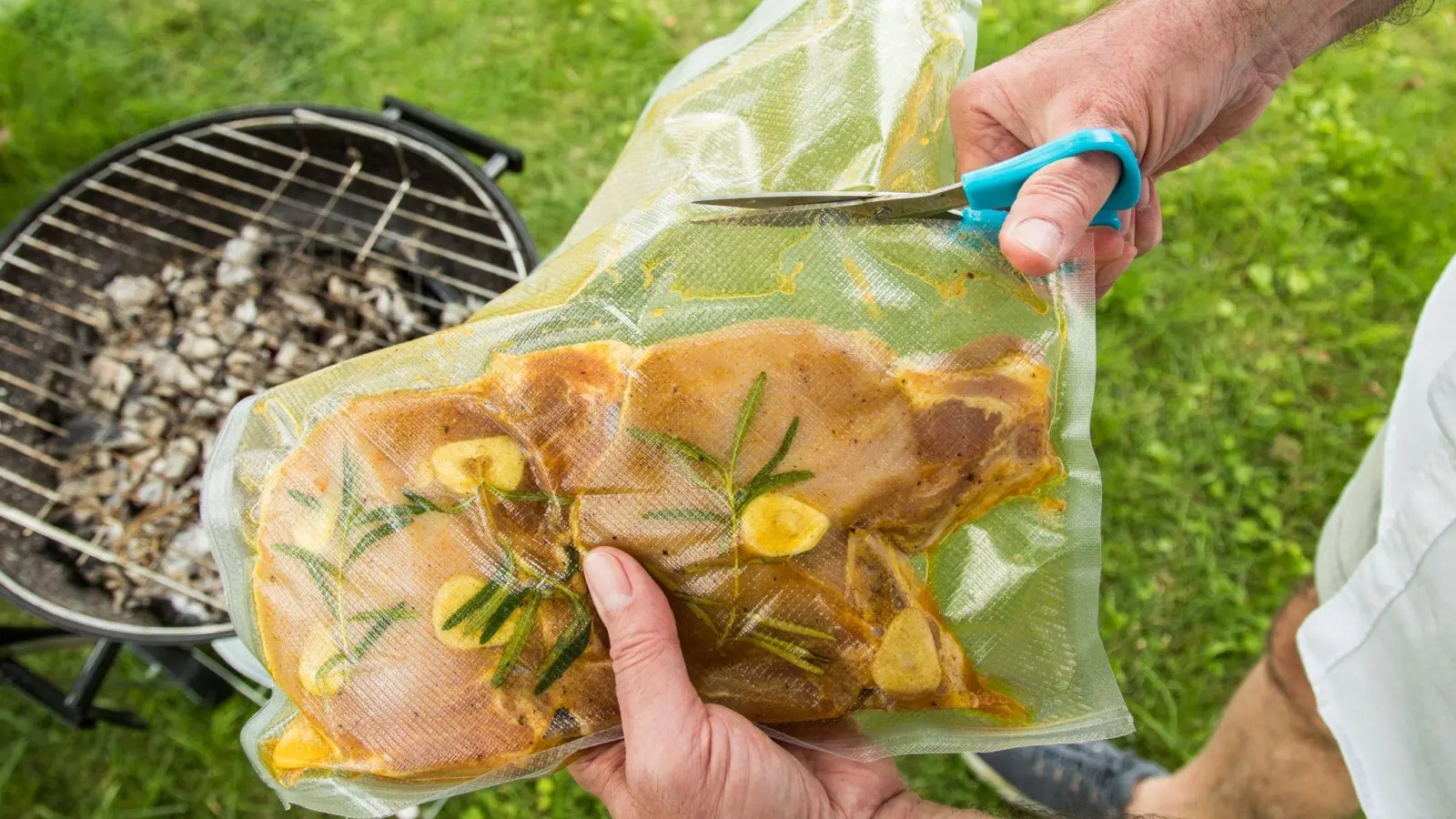 Je länger Fleisch in der Marinade zieht, umso zarter und schmackhafter wird es. (Foto: Christin Klose/dpa-tmn)