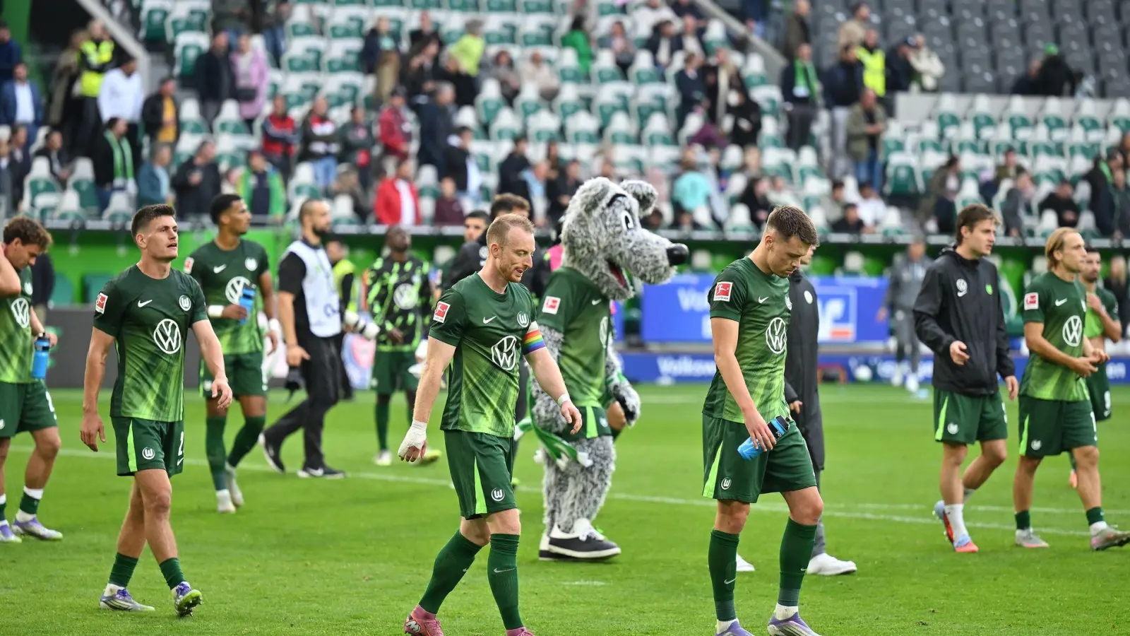 Wolfsburger Enttäuschung nach dem 0:1 gegen Leipzig. (Foto: Swen Pförtner/dpa)