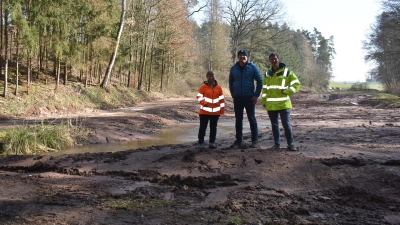 Bürgermeisterin Claudia Wust, Maximilian Vierötter vom Bauamt in Wilhermsdorf (Mitte) und Planer Steffen Eichler trafen sich am Freitag an der Kläranlage in Neukatterbach und schauten sich vor Ort um. (Foto: Ute Niephaus)