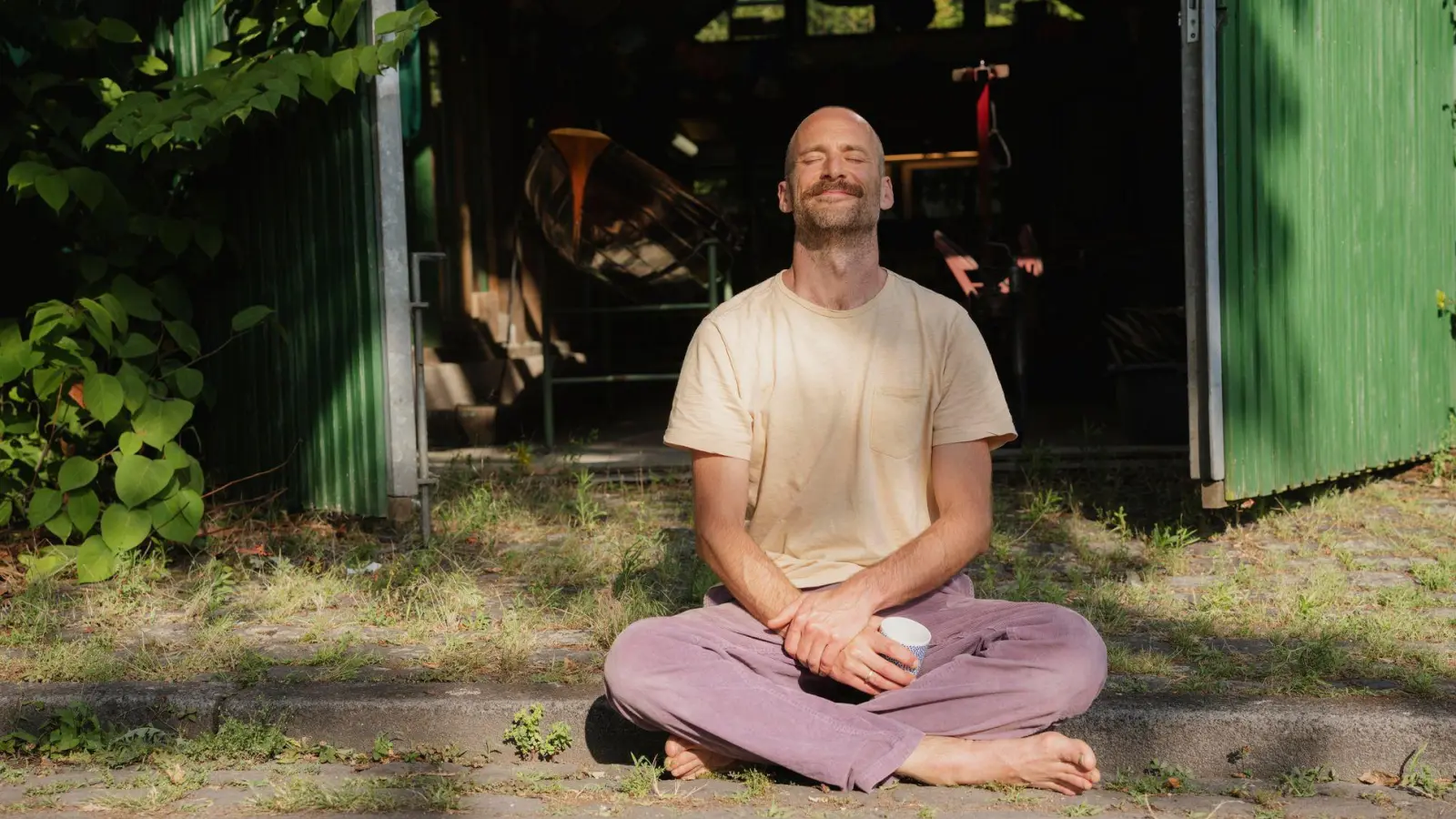 Auch wenn erst mal das Gedankenkarussell anspringt: Als konzentrative Übung hilft Meditation dabei, innerlich zur Ruhe zu kommen. (Foto: Kniel Synnatzschke/Westend61/dpa-tmn)