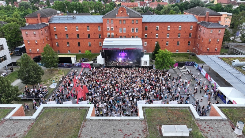 Der Hochschul-Campus gibt ein gutes Festivalgelände. Das hat sich vor zwei Jahren gezeigt. Dieses Mal lassen sich mit den Erfahrungswerten Details wie ein zweiter Getränkeausschank umsetzen. (Foto: Bayerische Drohnenakademie)