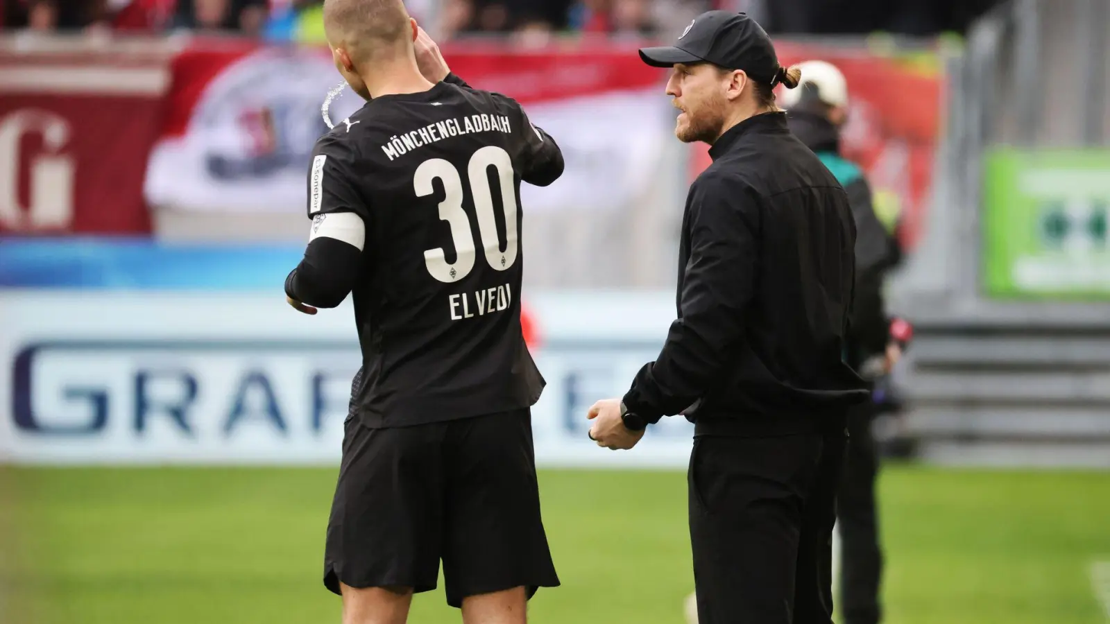 In der Krise: Trainer Eugen Polanski (r) spricht mit Nico Elvedi. (Foto: Philipp von Ditfurth/dpa)