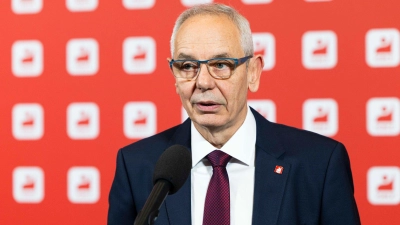 IG-BCE-Chef Michael Vassiliadis warnt vor einem Kahlschlag, etwa in der Chemieindustrie (Archivbild) (Foto: Michael Matthey/dpa)