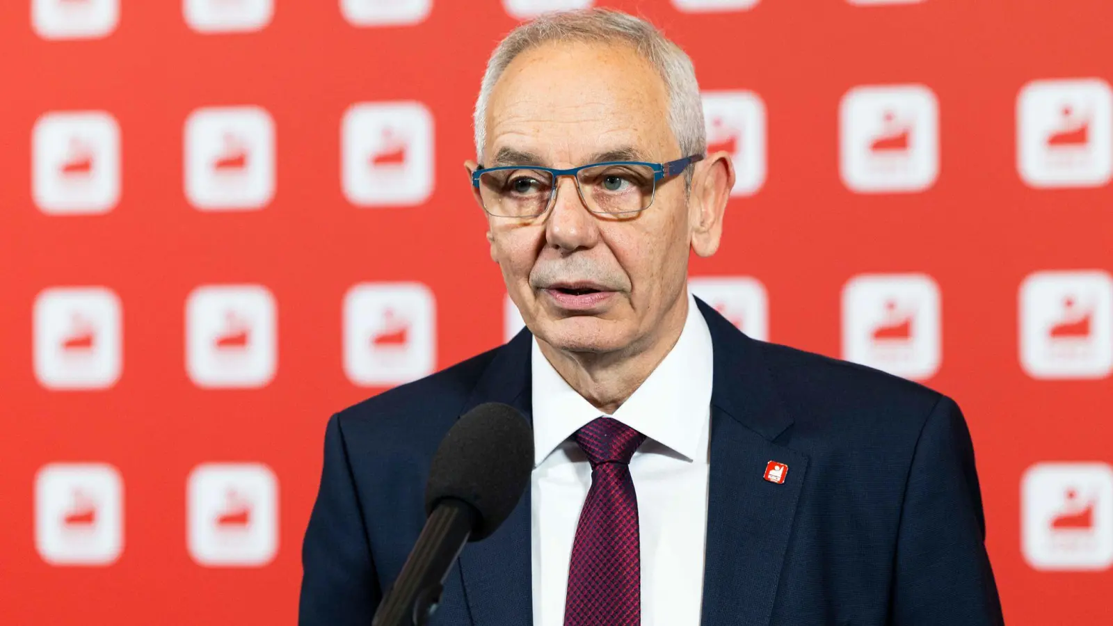 IG-BCE-Chef Michael Vassiliadis warnt vor einem Kahlschlag, etwa in der Chemieindustrie (Archivbild) (Foto: Michael Matthey/dpa)