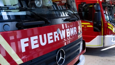 Die Feuerwehr kann die brennenden Stellen schnell löschen. (Symbolbild) (Foto: Sven Hoppe/dpa)