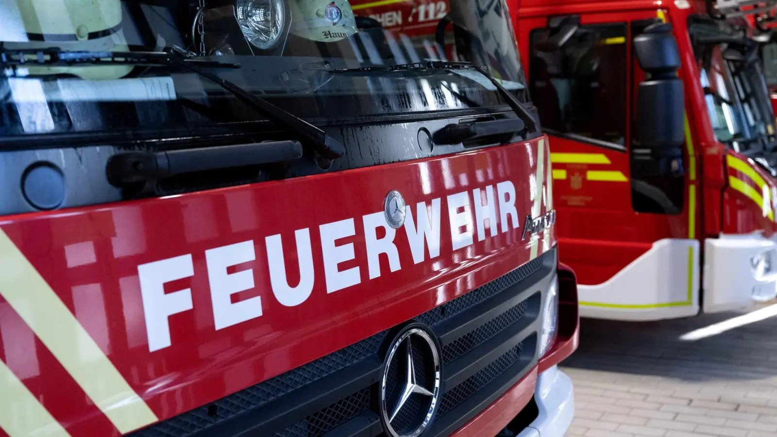 Die Feuerwehr kann die brennenden Stellen schnell löschen. (Symbolbild) (Foto: Sven Hoppe/dpa)